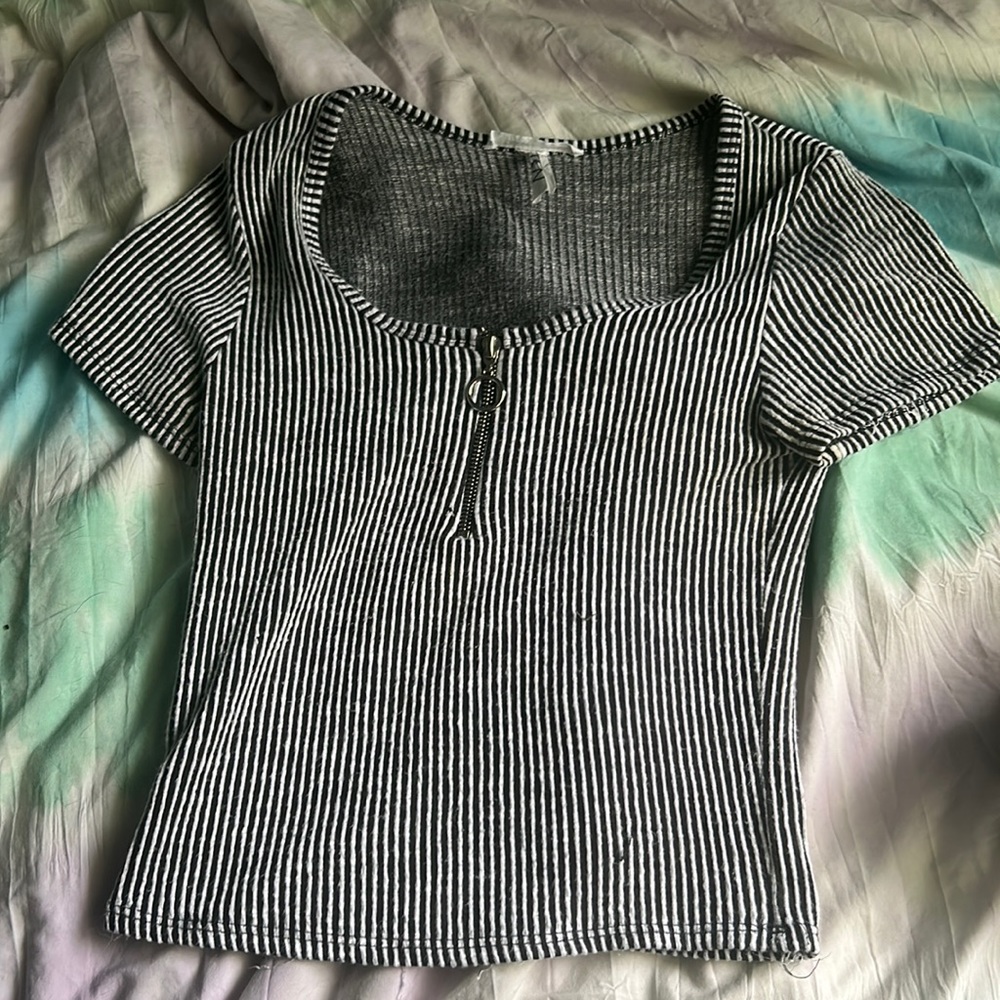 Cute t-shirt, very flattering, perfect for a nice dinner with jeans
